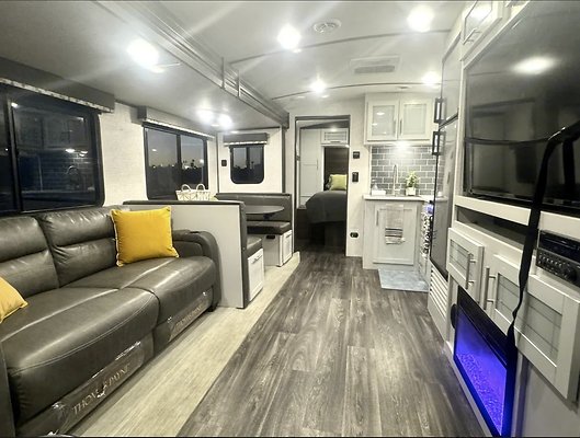 2021 KEYSTONE ULTRA LITE TOW  MARILYN23