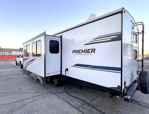 2021 KEYSTONE ULTRA LITE TOW  MARILYN15