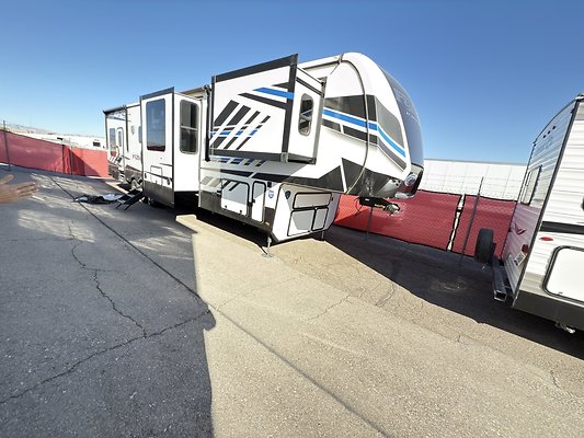 IMG 0089 fifth wheel with slideout garage two restrooms